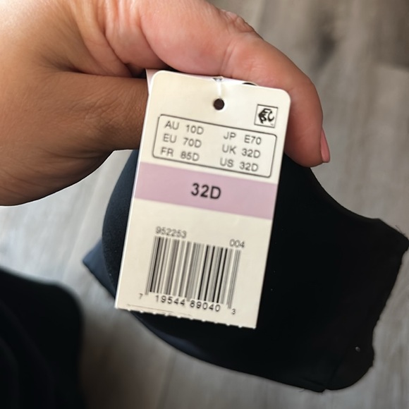 32D bra - Picture 2 of 2